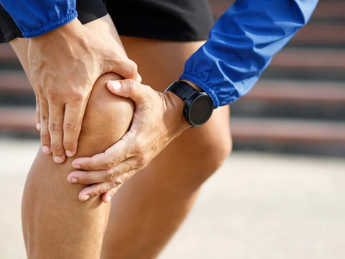 Sportif souffrant d'une douleur au genou